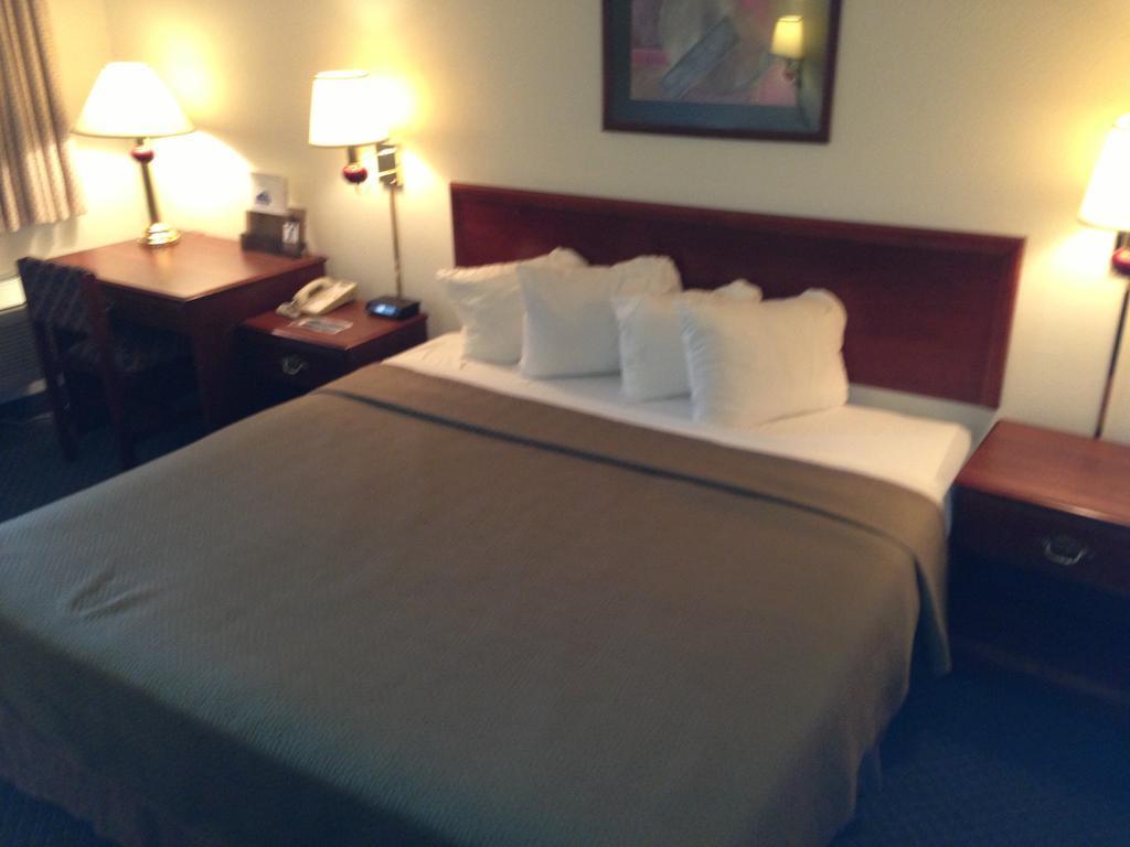 Days Inn By Wyndham Morton Room photo
